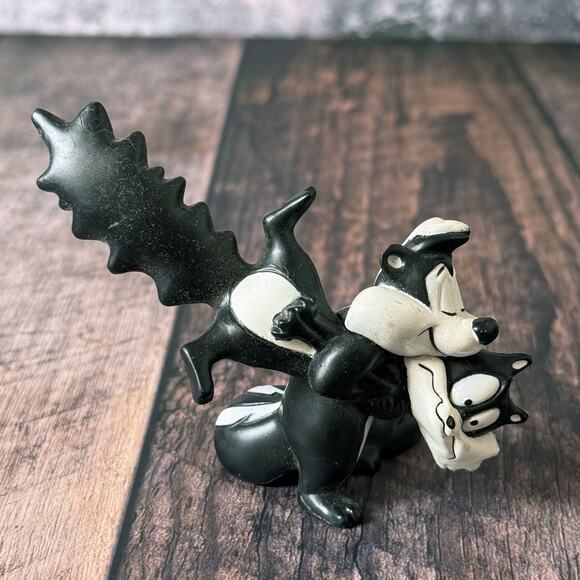 Pepe Le Pew and Penelope PVC 1994 Looney Tunes Skunk Tyco Warner Bros - Picture 1 of 5